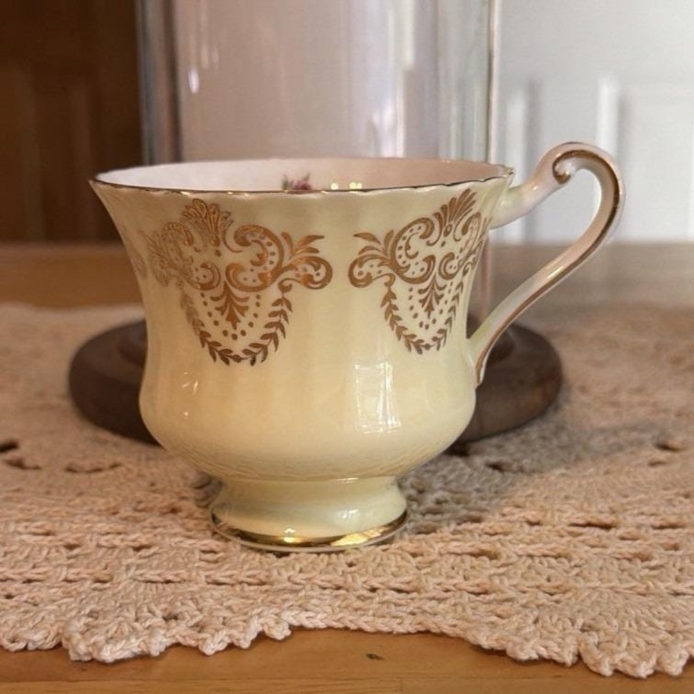 Paragon Bone China, Pink Roses & Gold Garland Tea Cup Made in England  080
